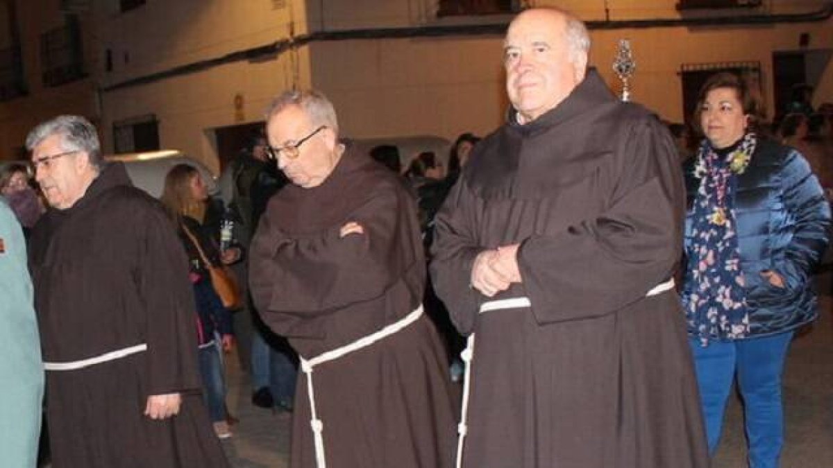 Juan Antonio Llorente, sacerdote franciscano, en una procesión mira a cámara