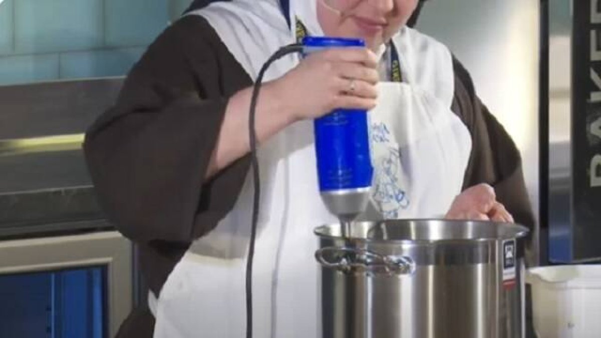 Una de las clarisas de Belorado en 2020 en el Madrid International Pastry, cuando sus chocolates tenían fama