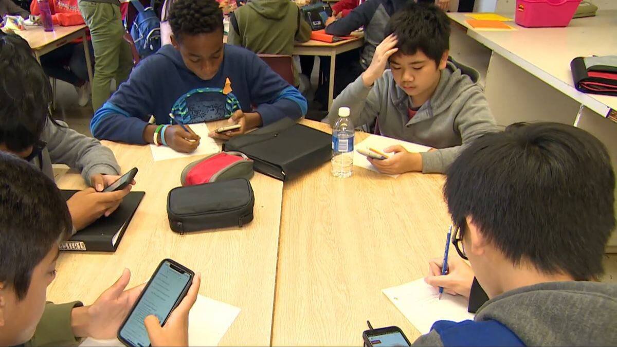 Una imagen que empieza poco a poco a ser historia, a medida que se comprueba el escaso beneficio de la digitalización de la enseñanza por comparación a los perjuicios objetivos que ya se están apreciando. Foto: captura CBC News.