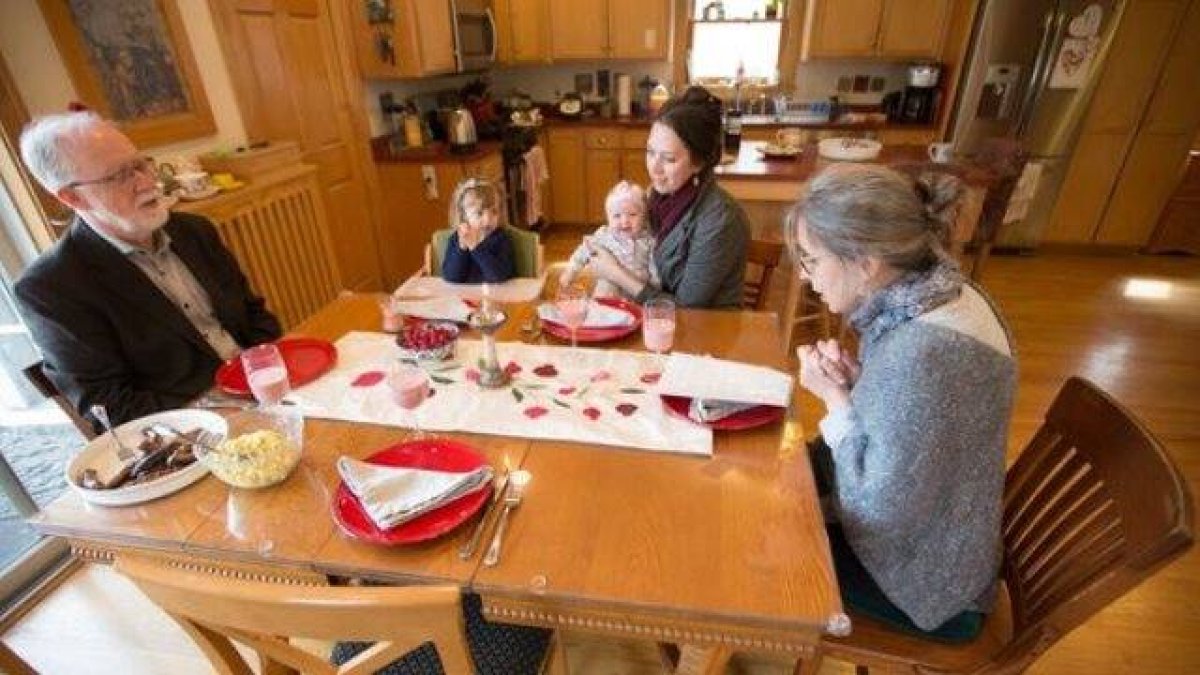Michael Naughton, a la izquierda, junto con su hija Clare Gooding, sus nietas Siena y Ruth y Teresa, su mujer, a la derecha (The Catholic Spirit).