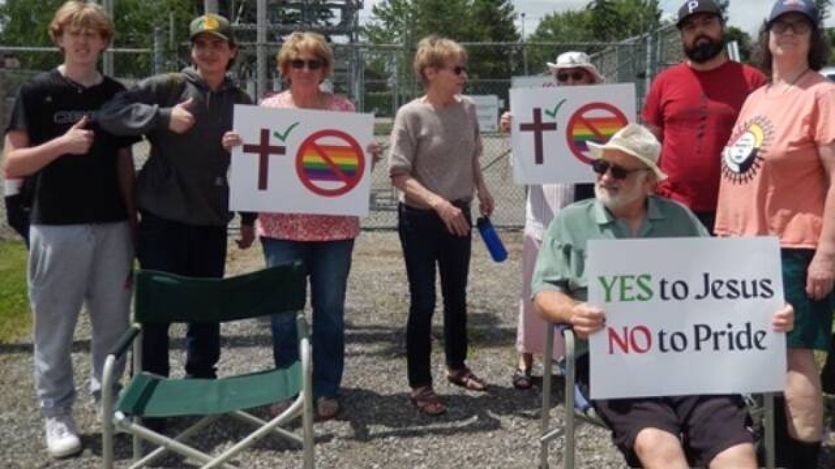 Los asistentes a las protestas por las imposiciones LGBT en las escuelas durante el orgullo gay de 2024 portaban pancartas con el lema