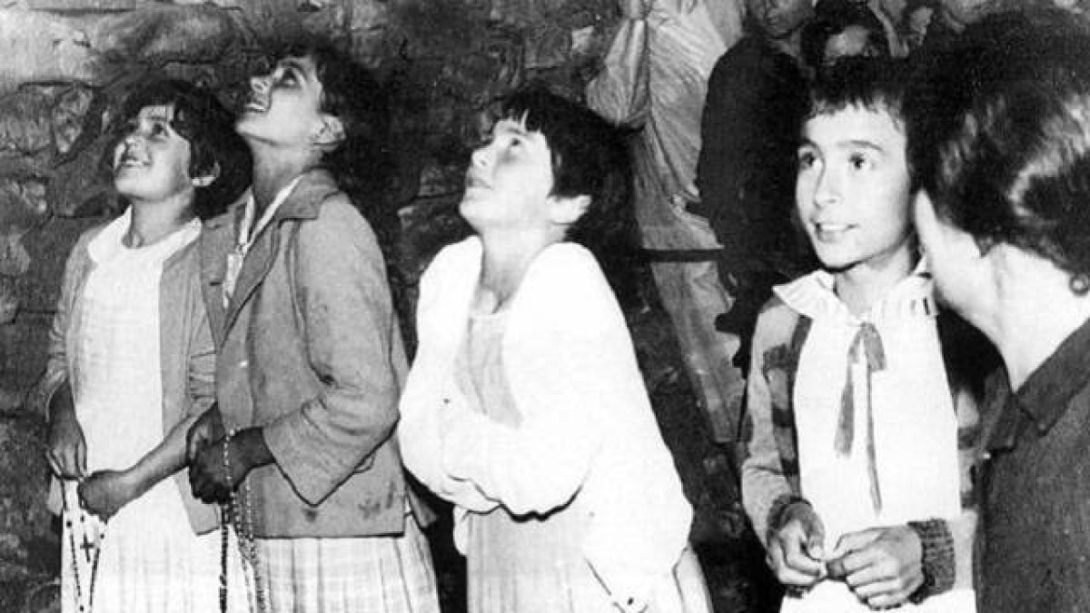 Las niñas que supuestamente veían a la Virgen en Garabandal en los años 60, tema mencionado por el cardenal Fernández