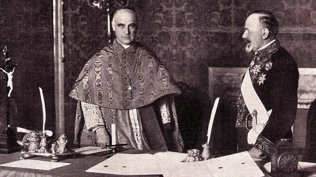El cardenal Merry del Val, en 1914, junto al ministro especial serbio, en la firma de su concordato con la Santa Sede. Foto: Wikipedia.