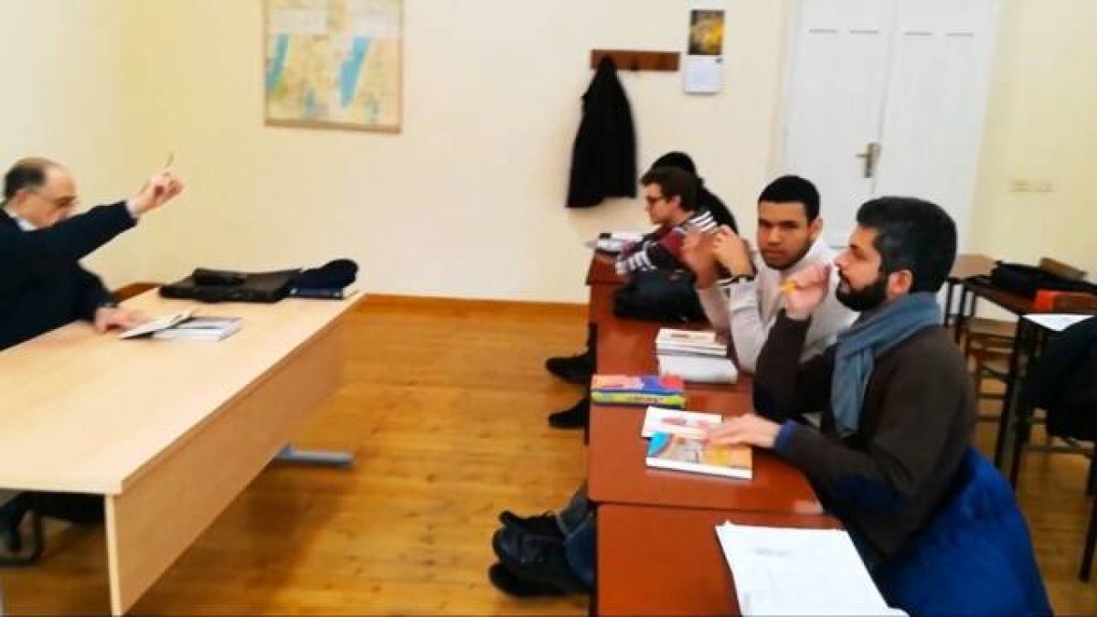 El obispo de Astorga, Jesús Fernández, anuncia la reubicación del seminario mayor al Teologado de Ávila (En la imagen, cuatro seminaristas de Astorga, obtenida del clip 