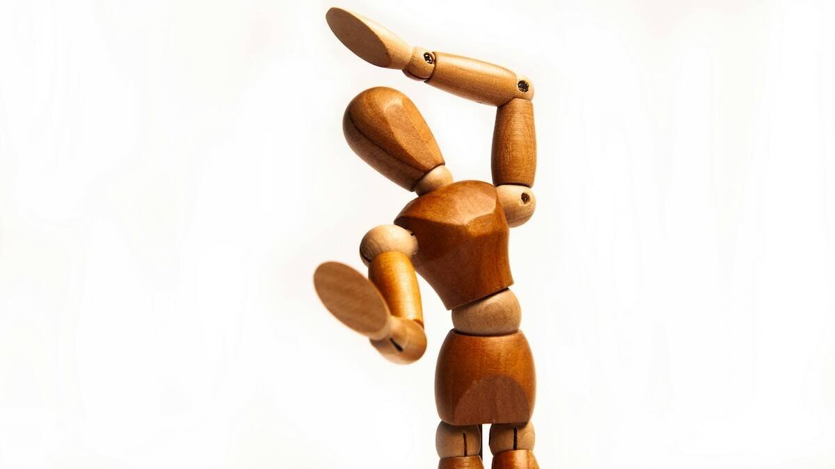 Desvinculado de toda tradición que guíe sus pasos, el hombre se convierte en un muñeco moldeable en manos de los manipuladores sociales. Foto: Lidia Nemiroff / Unsplash.