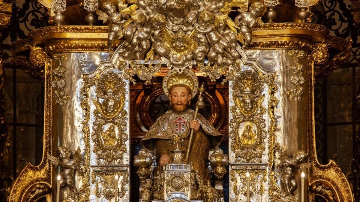 Una de las tradiciones más arraigadas por los peregrinos que realizan el Camino de Santiago es abrazar al Apóstol en la catedral de Santiago.