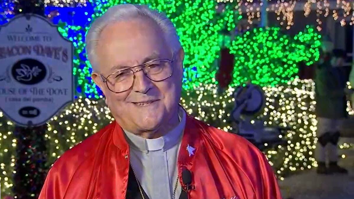 Dave el Diácono: empezó en 1982 y cuarenta años después es una tradición fundamental de la Navidad en su zona de California, y ha sido noticia nacional con sus despliegues de luces.