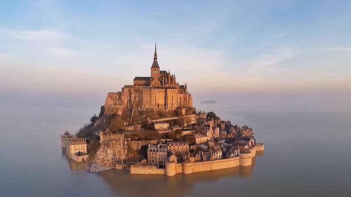 Mont Saint Michel, símbolo de una civilización fundamentada en la fe cristiana. Foto: captura canal de Youtube de Normandie Tourisme.