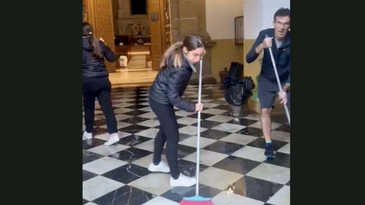 El agua de la tromba que ha descargado este miércoles sobre Málaga ha entrado en la iglesia del Carmen, en el barrio del Perchel, donde varias personas se afanan en achicar la zona del atrio.
