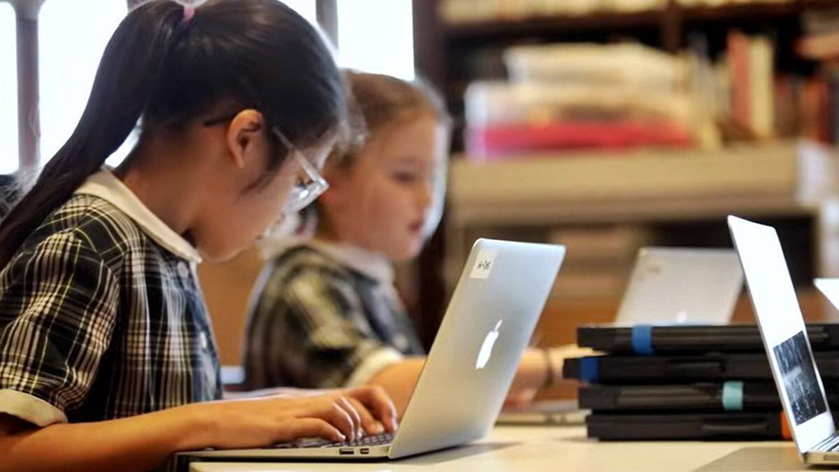 Los sistemas educativos se han entusiasmado por la digitalización de la escuela sin evidencias científicas que lo avalen. Los resultados son nefastos en comprensión lectora. Foto: captura CNBC.