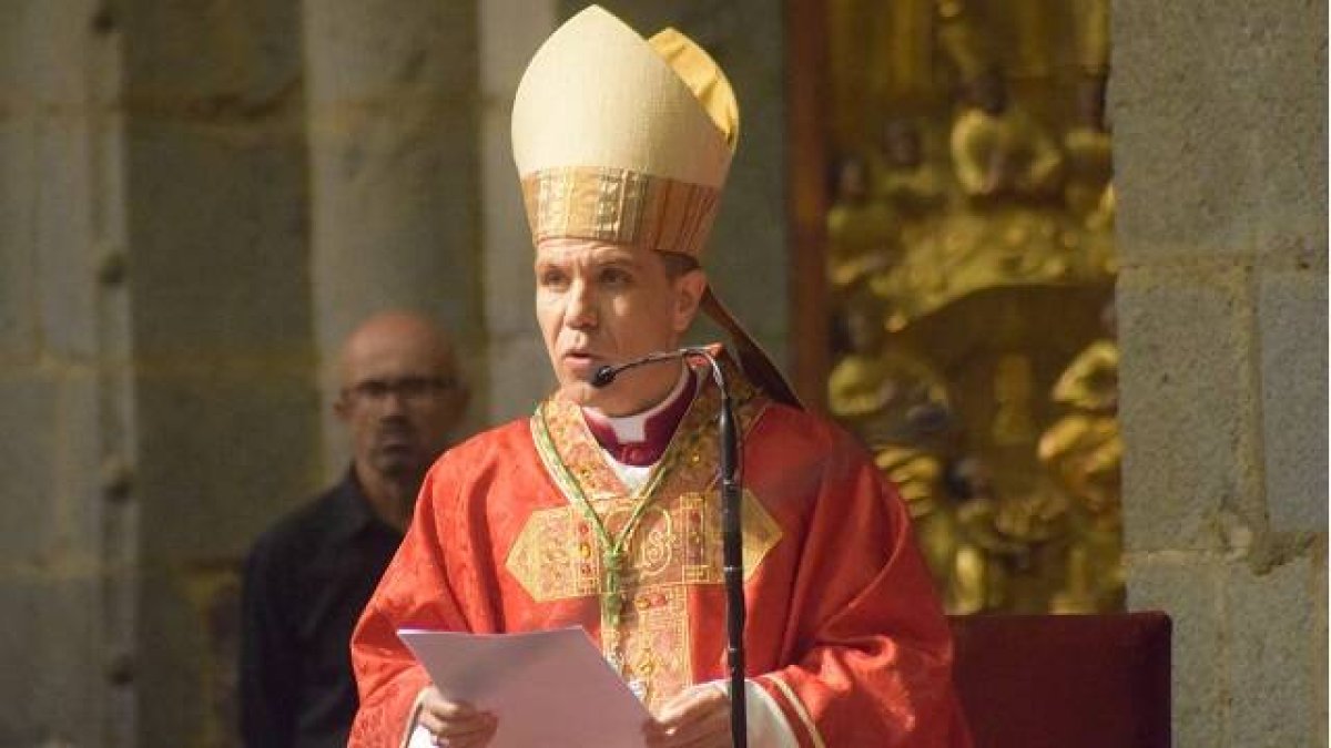 Serrano Pentinat estrena mitra, báculo y pectoral como obispo novato en la catedral románica de La Seu d'Urgell