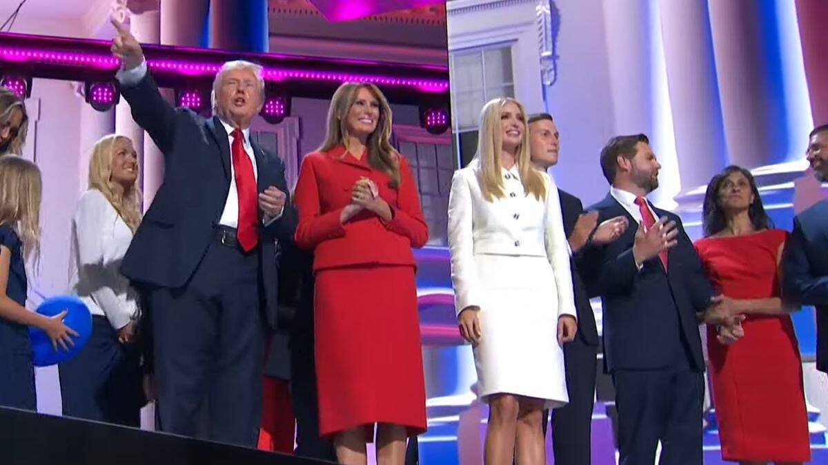 Trump, Vance y sus familias durante la convención republicana que les consagró en julio como 'ticket' electoral.
