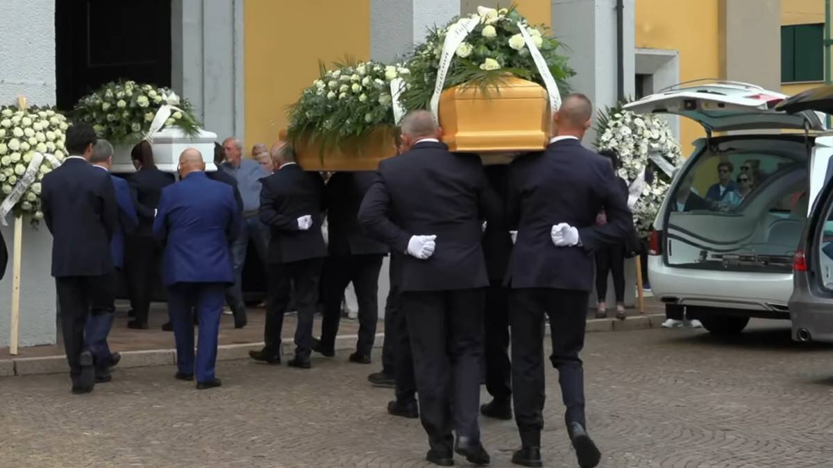 Momento en el que se introducen los féretros del pequeño Lorenzo y de sus padres, Fabio y Daniela, en la parroquia donde el arzobispo de Milán, Mario Delpini, ofició el funeral, con a homilía que aquí reproducimos. Foto: captura Local Team.