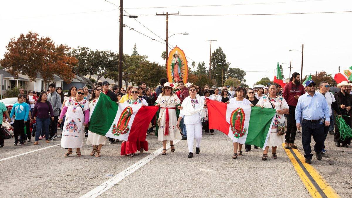 Fieles peregrinan junto a la Virgen de Guadalupe en la archidiócesis de Los Ángeles.