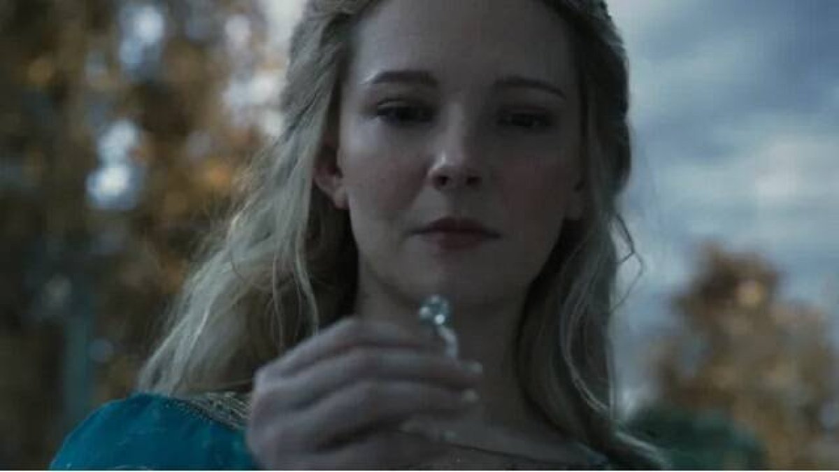 Galadriel enseguida acepta o toma su Anillo del Poder, sin pensárselo mucho