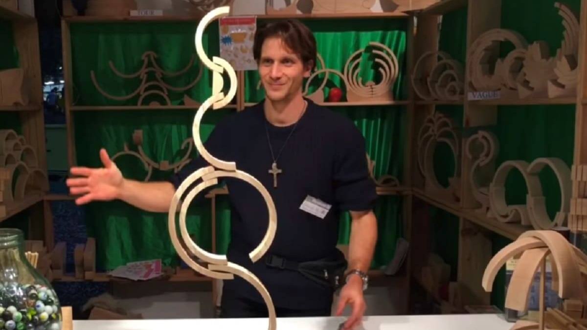 Misha Demidjuk vive su fe en un pequeño pueblo francés donde tiene un taller de juguetes de madera