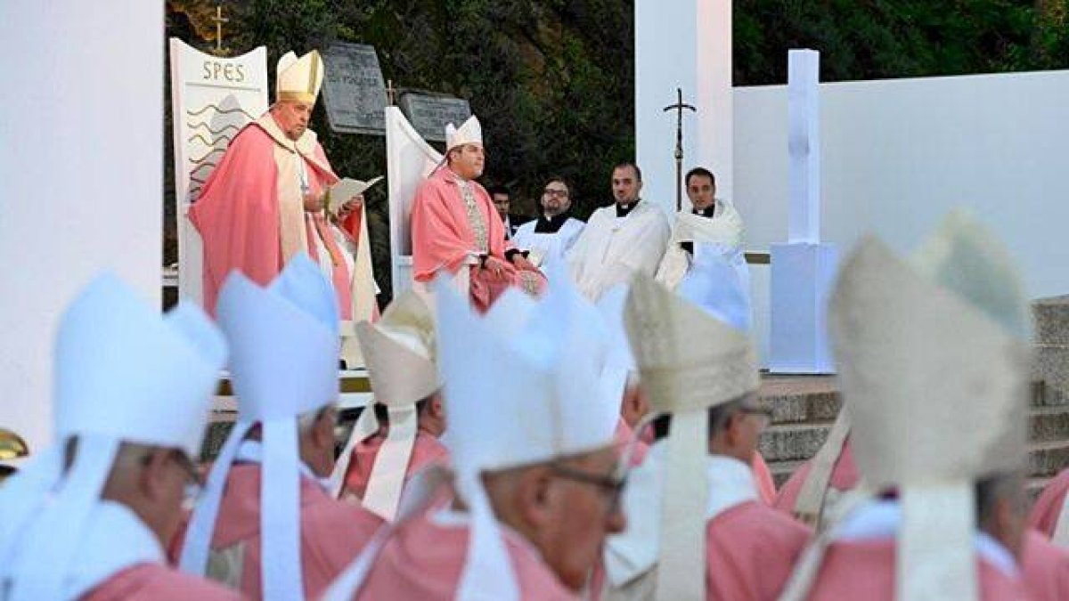 '¿Qué debemos hacer?', le preguntaba la gente a Juan el Bautista. En su homilía en Ajaccio, Francisco (con los ornamentos color rosa propios del domingo Gaudete) quiso responder a esa pregunta para nuestros días. Foto: Vatican Media.