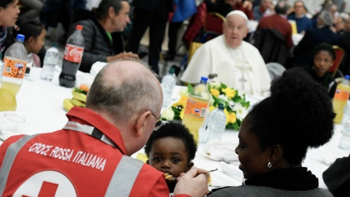 Durante el almuerzo, el Papa charló con varios de ellos, respondió preguntas y repartió caramelos a los más pequeños.