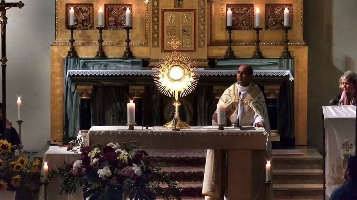 Adoración Eucarística en la parroquia de San Clemente, en Berlín, en un Holywins de 2022. Los sacerdotes vicentinos venidos de la India dirigen la comunidad. Foto: captura canal St. Clemens Berlin (Youtube).