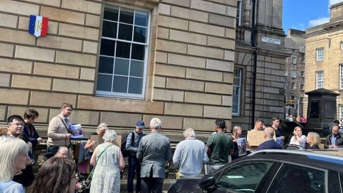 Oración de rosario por desagravio, convocado de la noche a la mañana, ante el consulado francés en Edimburgo