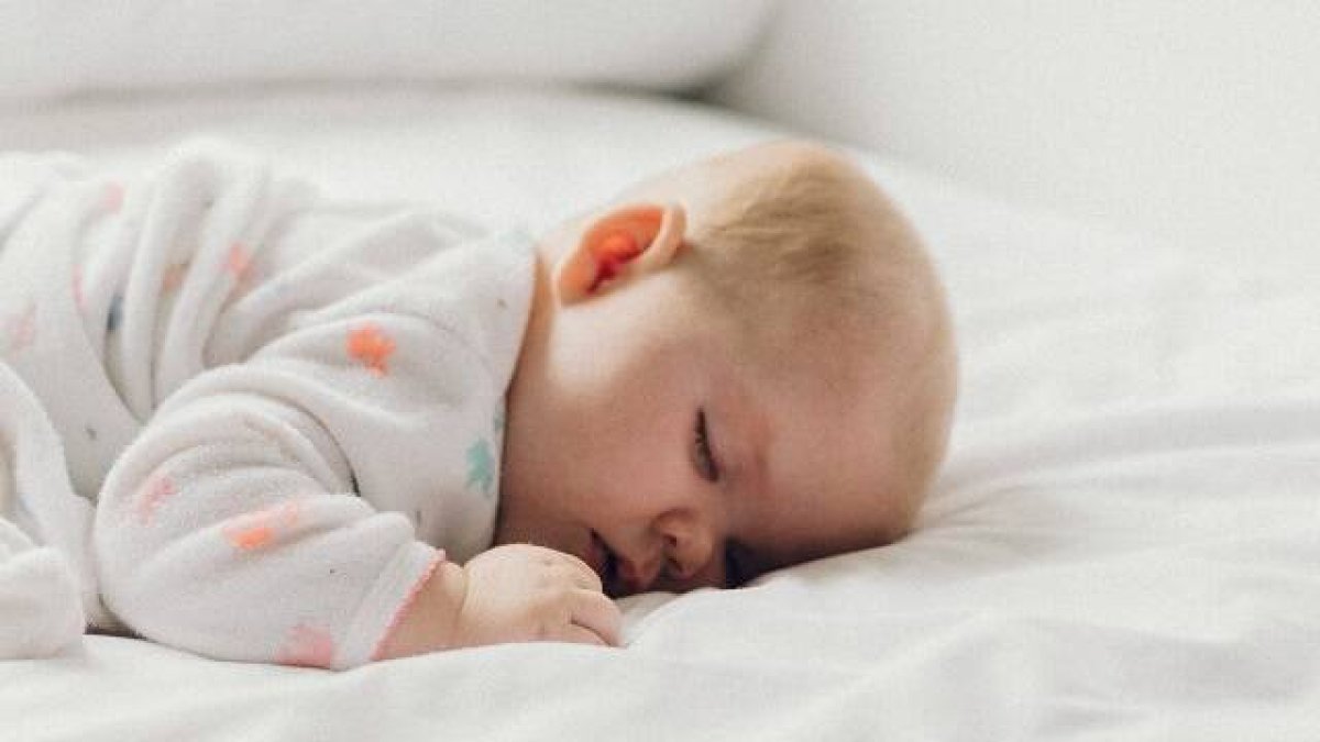 Hay algo sagrado y misterioso en el ser humano pequeño y fragilísimo - foto de Dakota Corbin en Unsplash