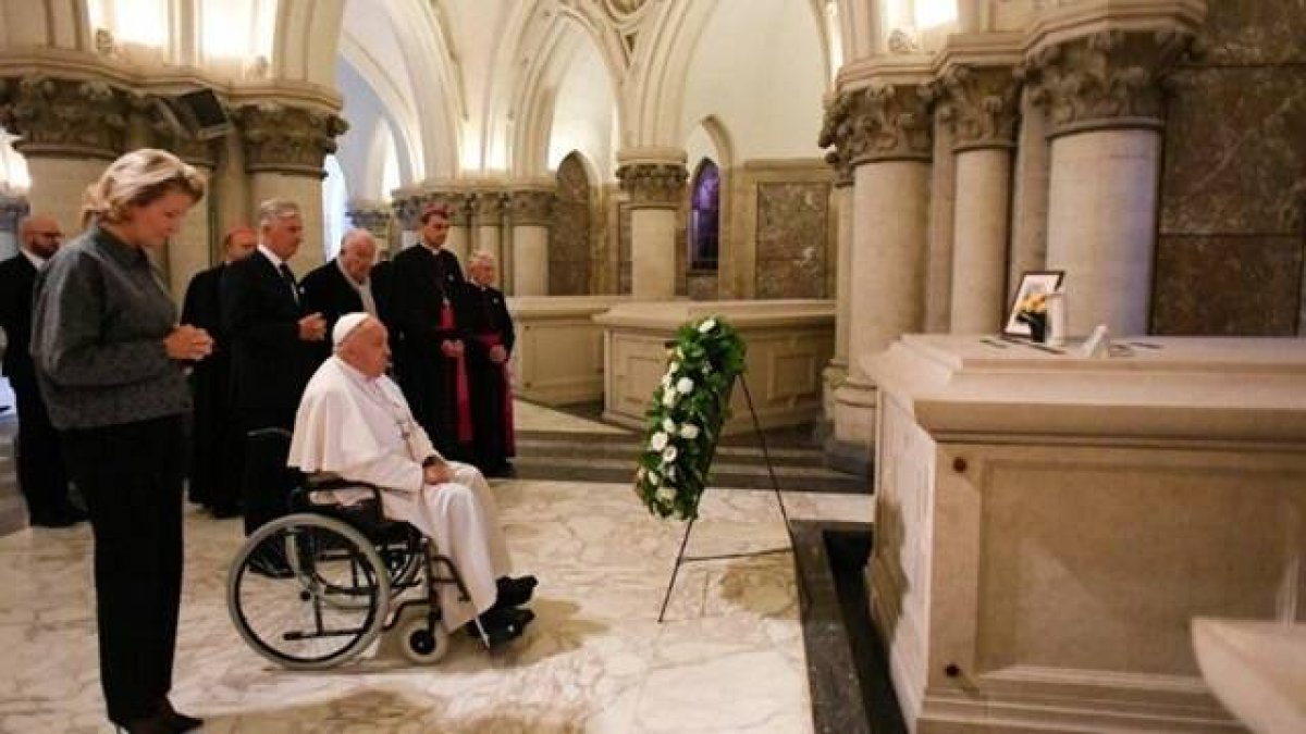 El Papa, junto a los reyes de Bélgica, reza ante la tumba del rey Balduino en la cripta real / Vatican Media