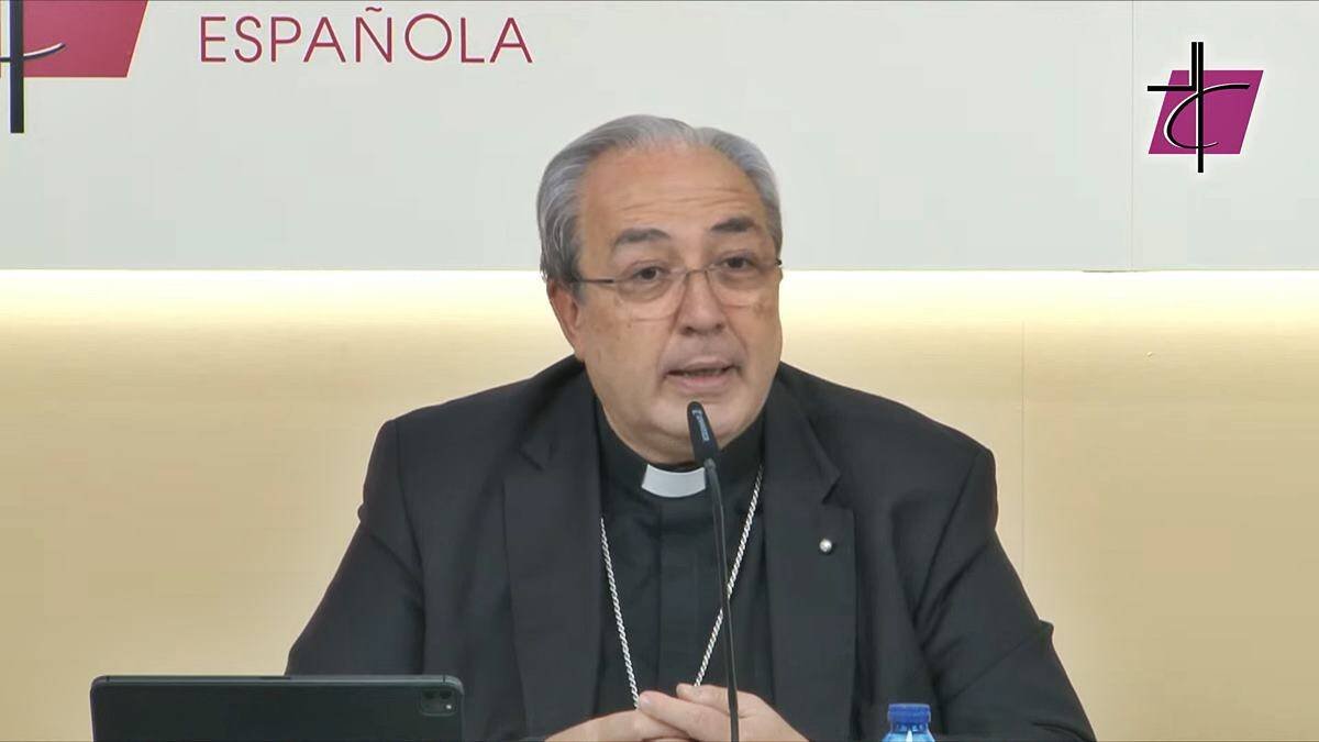 Francisco César García Magán, obispo auxiliar de Toledo y secretario general de la conferencia episcopal, durante la presentación este viernes de los resultados de la asamblea plenaria que ha tenido lugar durante toda la semana.