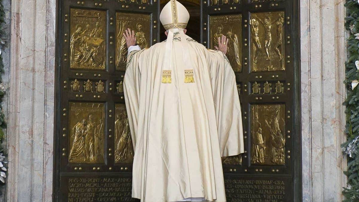 Francisco abre la Puerta Santa en 2015, en el Jubileo de la Misericordia. Foto: Vatican Media.
