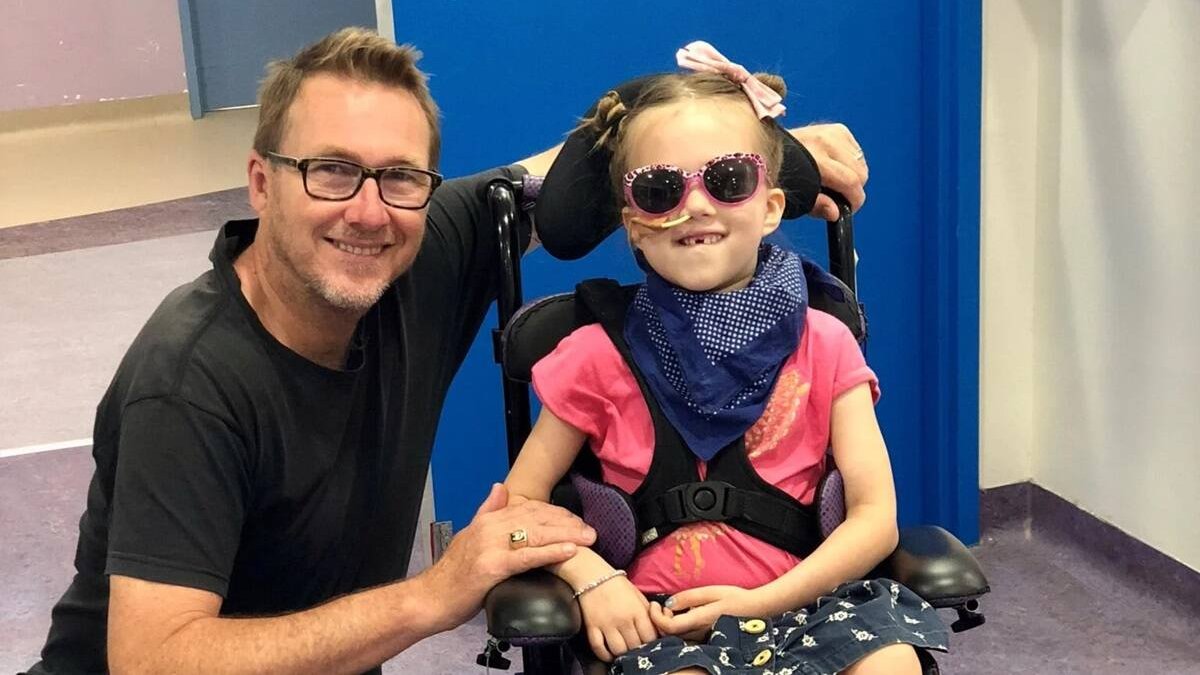 Stephen, junto a su hija Daisy en el momento de su enfermedad / Catholic Weekly