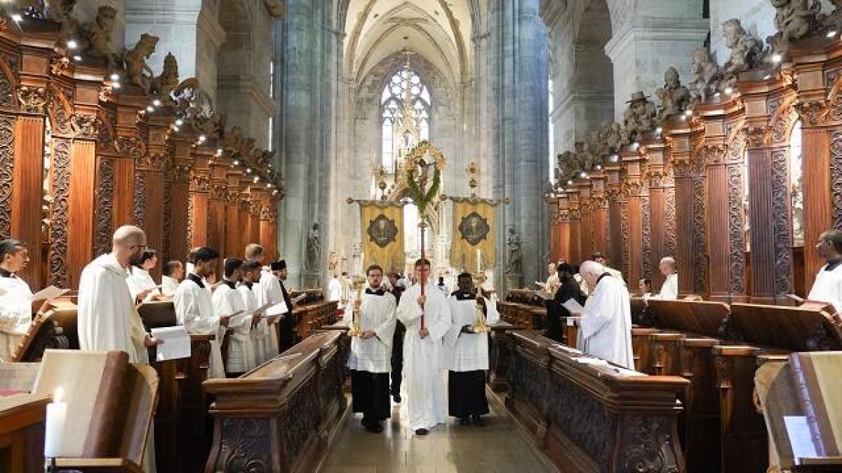 Una procesión atraviesa el coro de Heiligenkreuz, una abadía austriaca llena de monjes jóvenes.