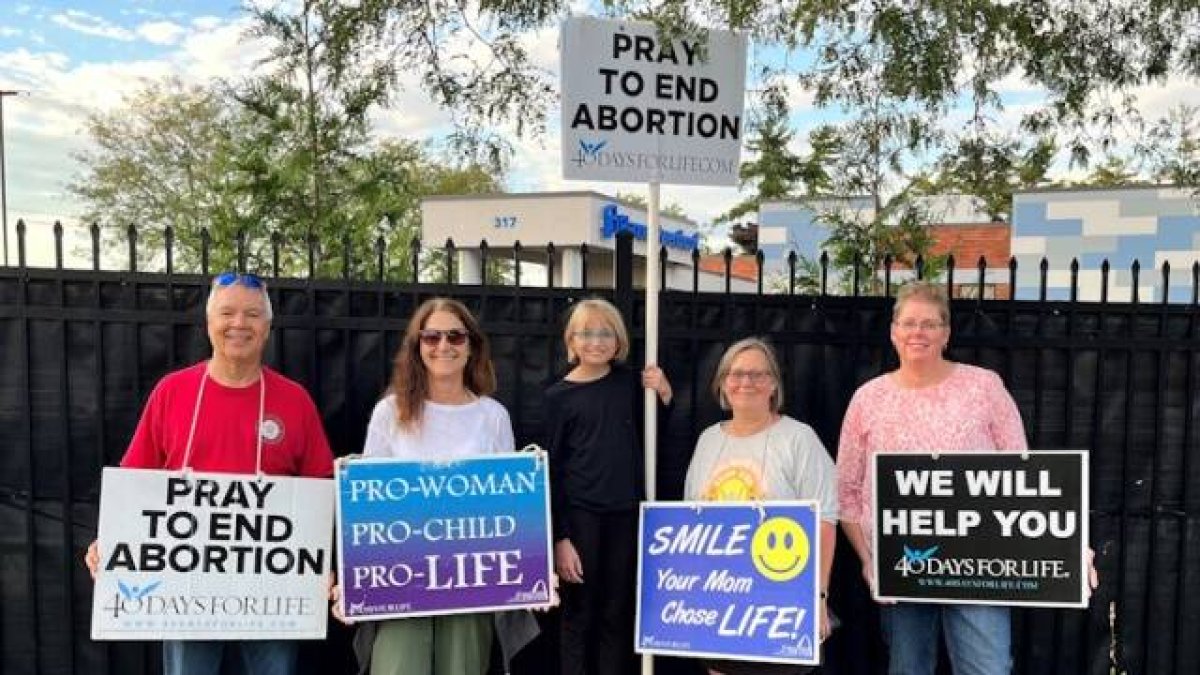 Voluntarios de 40 Días por la Vida en Fairview Heights (Illinois, EE.UU.),