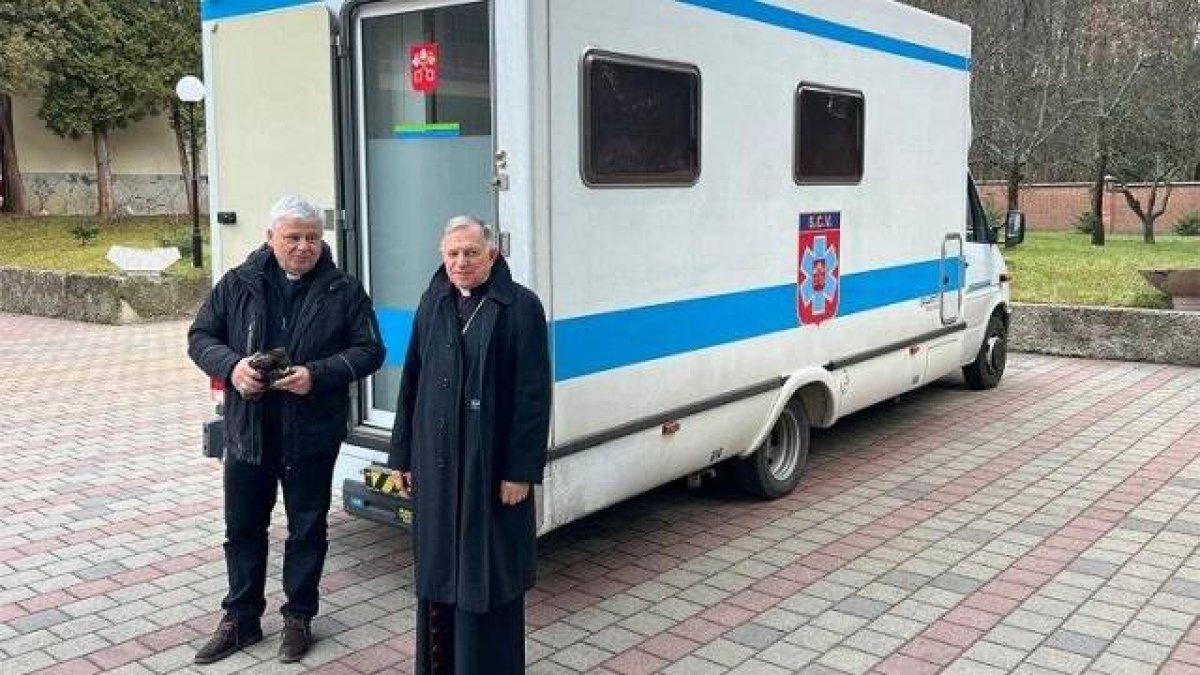 El cardenal Krajewski con la camper medicalizada que la Limosnería pontificia ha entregado en Leópolis por Navidad