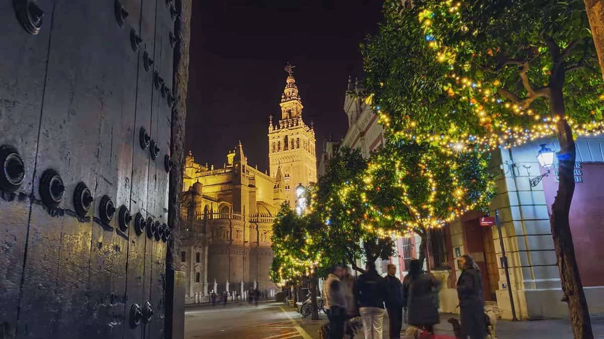 Sevilla en Navidad, 'luciente y esbelta, dichosa y sempiterna'. Foto: captura canal Youtube Kisko Rodríguez 2023.