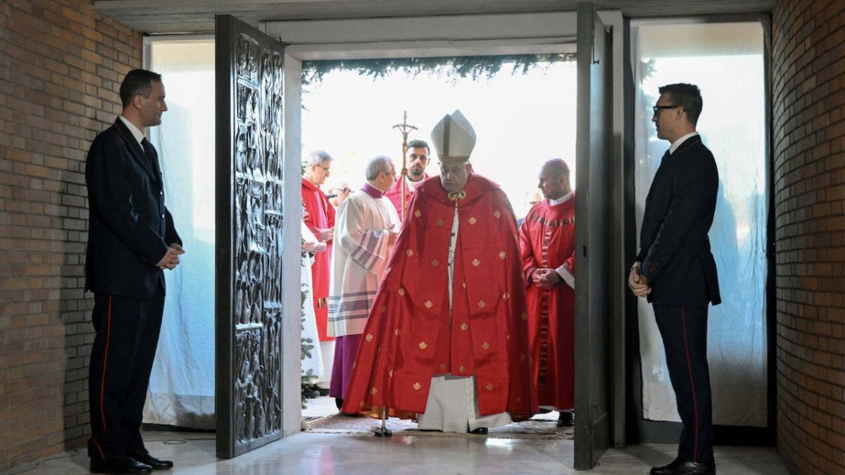 Con la misma solemnidad que en la Basílica de San Pedro, las puertas de la capilla de Rebibbia se abrieron ante el Sumo Pontífice, esta vez acompañado por el obispo auxiliar de Roma.