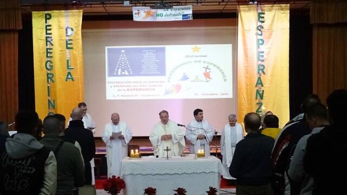 Misa en la prisión de Valdemoro con el obispo Ginés, que predicó la esperanza a los presos