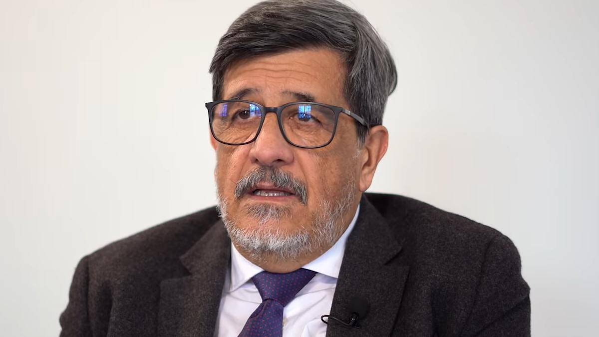 El filósofo Ángel Barahona ha consagrado numerosas investigaciones a la raíz antropológica de la constante histórica de la violencia y la guerra. Foto: captura entrevista ACdP.