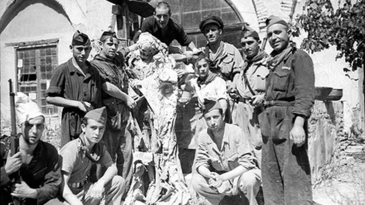 El odio antirreligioso del Frente Popular en 1936 llegó al extremo de la profanación habitual de tumbas en las iglesias y catedrales, incluso posando con los cadáveres, como en el caso de estos milicianos.