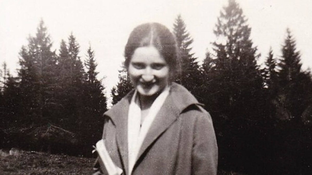 A los 25 años, en plena juventud, experimentó una profunda crisis existencial y de fe. Atraída por el misterio de la Eucaristía, recibió el bautismo en la Iglesia católica el 19 de marzo de 1928.