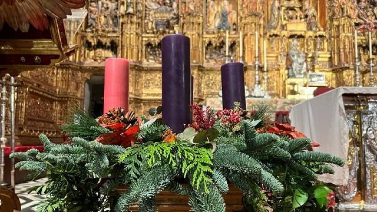 La corona de Adviento se coloca en las iglesias, pero también en muchos hogares.