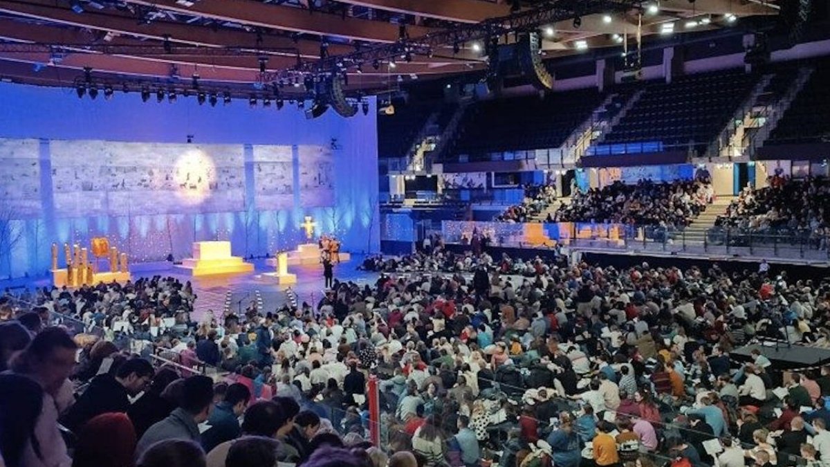 Durante estos días miles de jóvenes cantan con los Salmos y rezan con la Biblia e iconos en Tallin, la capital de Estonia.
