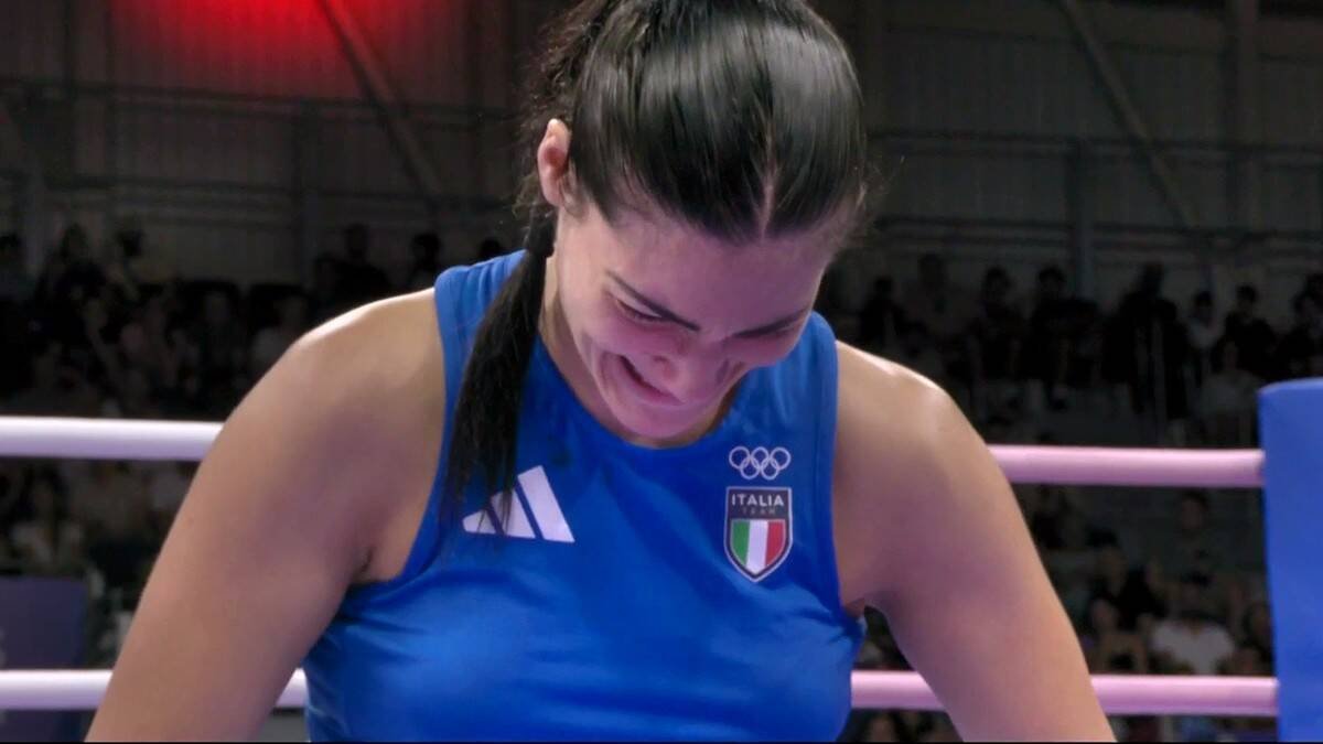 Angela Carini llora desconsolada tras verse obligada a tirar la toalla en un desigual combate olímpico. Fue un momento que evidenció ante el mundo entero el sinsentido de la ideología de género.