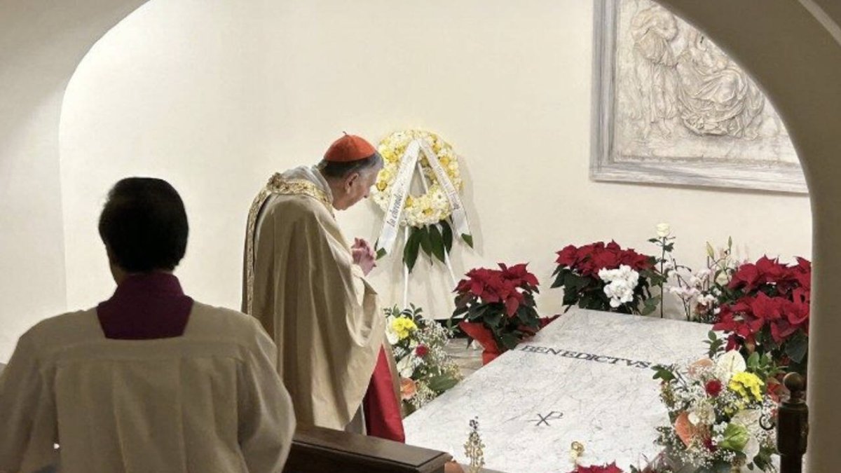 El cardenal Kurch Koch celebró una misa en memoria de Benedicto XVI en el segundo aniversario de su fallecimiento.