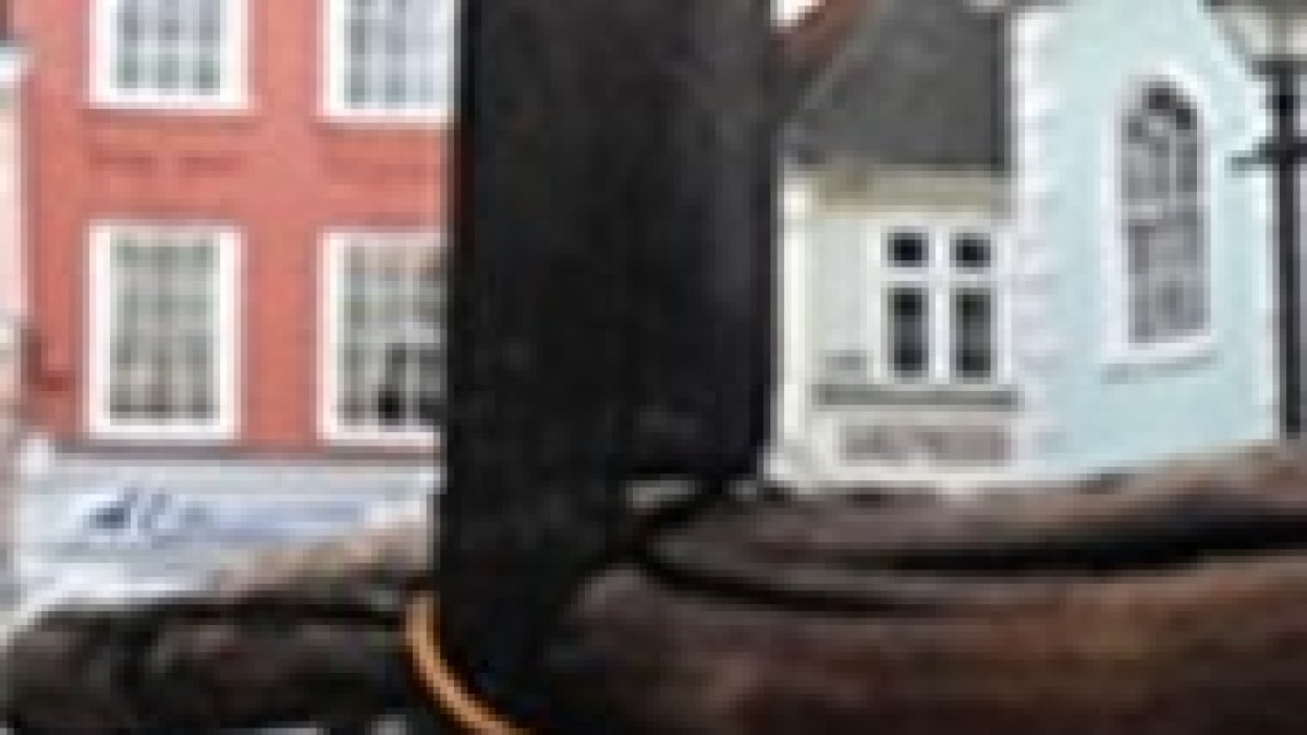 La cruz de Faversham tras haber sido incendiada