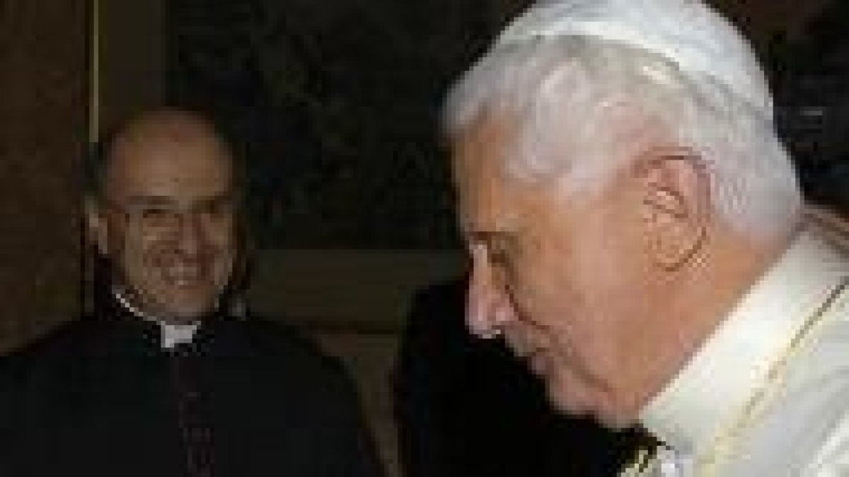 El Papa con un ejemplar de