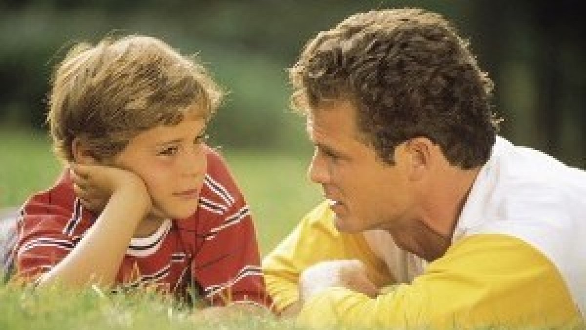 Un padre hablando con su hijo