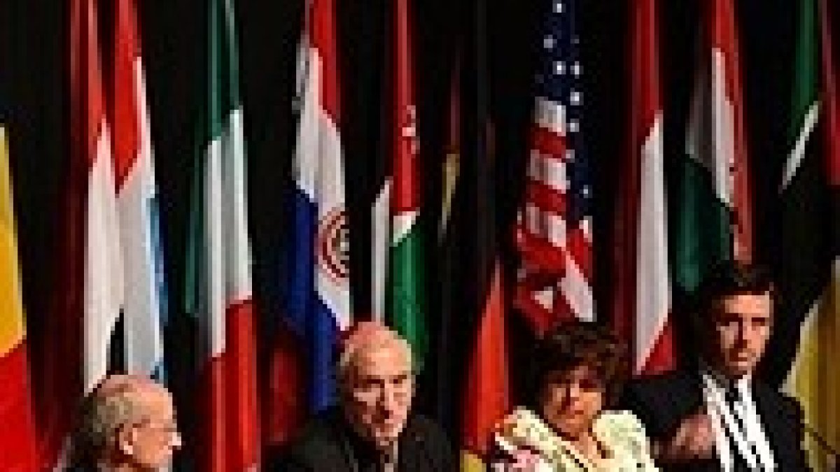 La mesa presidencial del congreso.