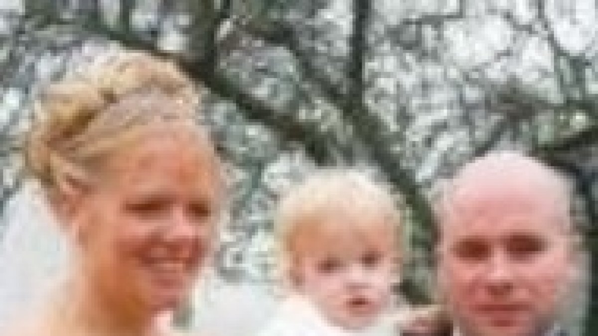 Donna, su marido y su hijo, el día de su boda