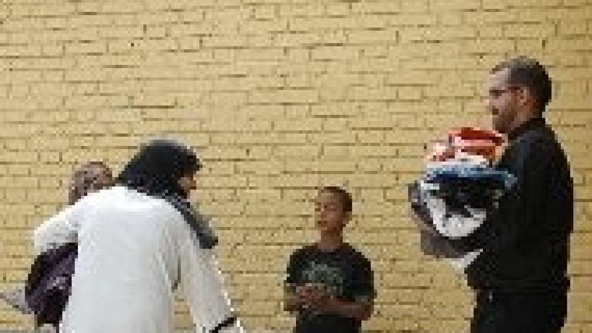 El padre Pradas en el ropero parroquial