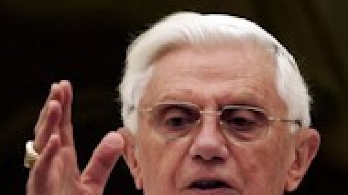 El Papa bendice a los fieles con indulgencias plenarias.