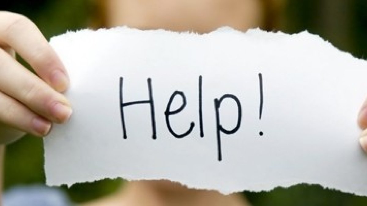 Una joven pidiendo ayuda